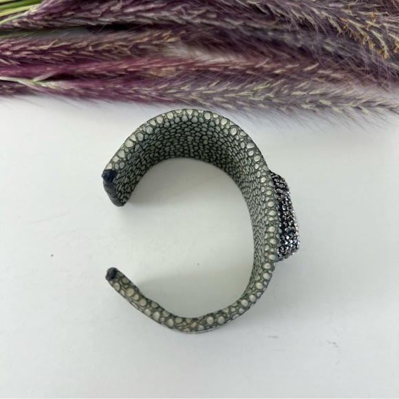 Green Gray Sting Ray Leather w Baroque Pearls Rhinestone Boho Cuff Bracelet NWT - Picture 5 of 11